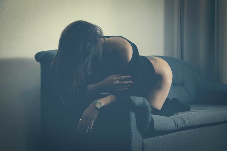 Девушки брюнетки в темноте