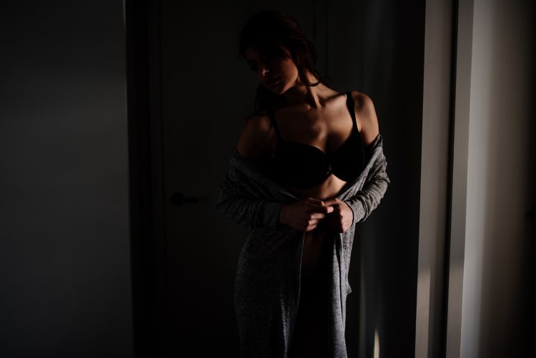 Женщина в полумраке