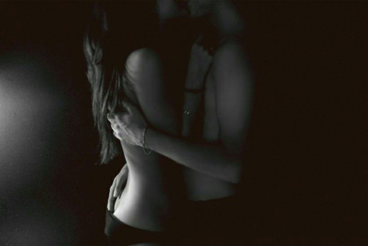 Страстные объятия в темноте