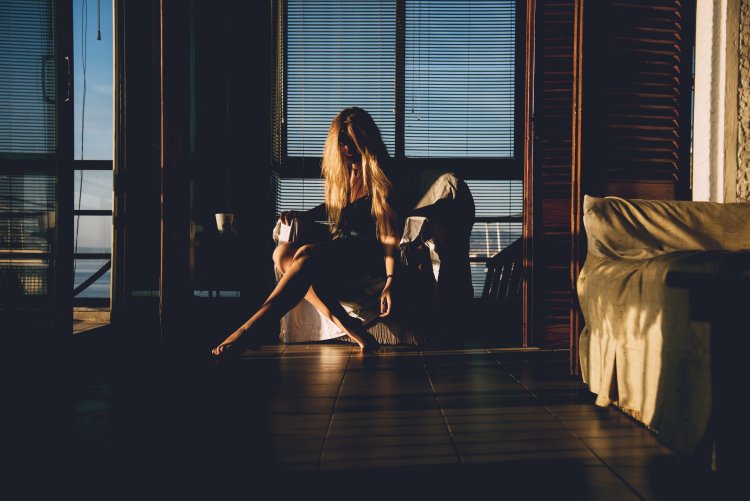 Девушка в темной комнате