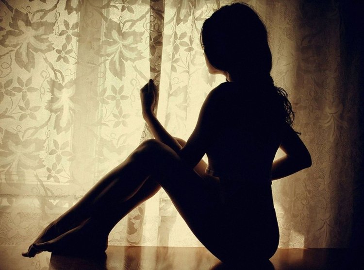 Женщина в полумраке