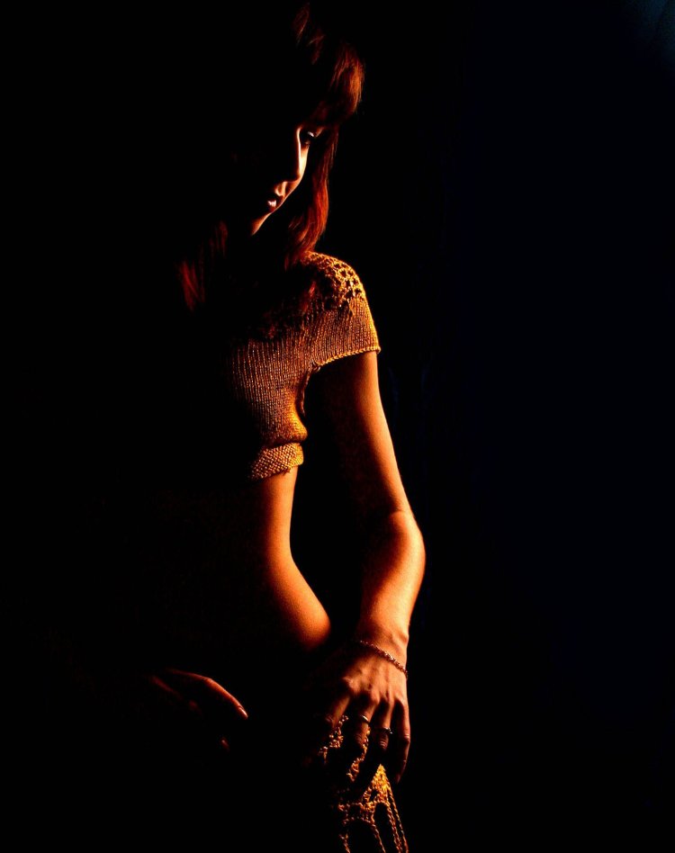 Силуэт девушки в темноте