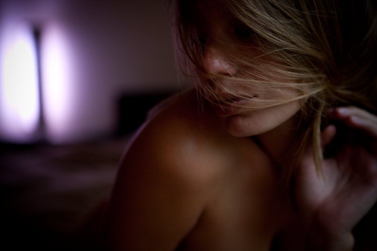 Девушка в полумраке