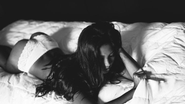 Девушка брюнетка в постели