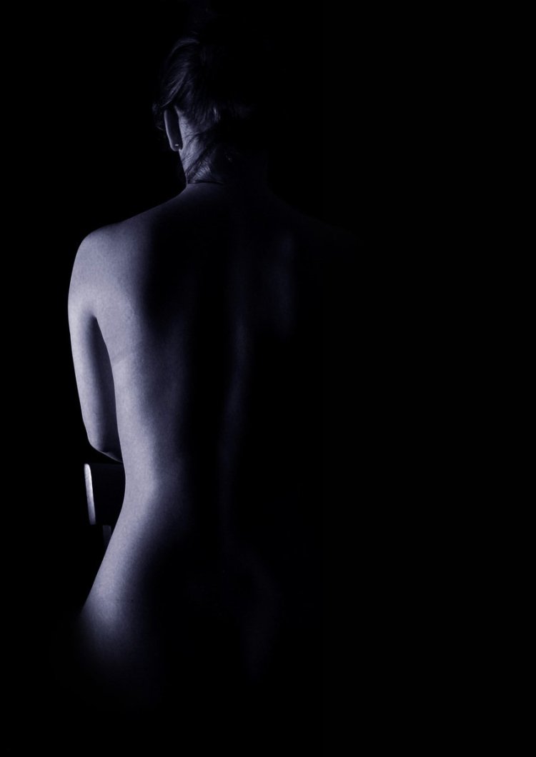 Девушка в темноте