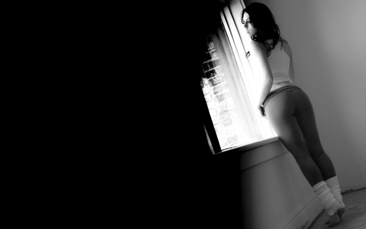 Девушка в темноте