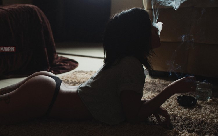 Брюнетка со спины в Нижнем белье