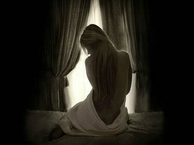 Девушка в темноте