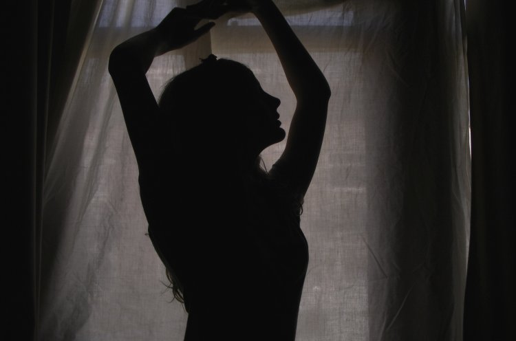 Силуэт девушки на фоне окна