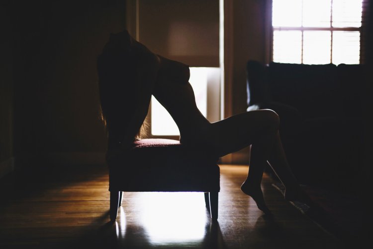 Девушка эротичная в темноте