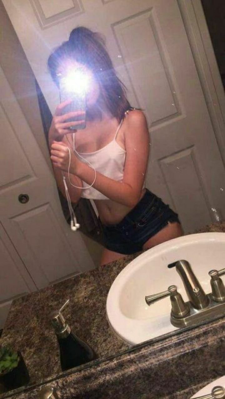 Девушка в ванной без лица