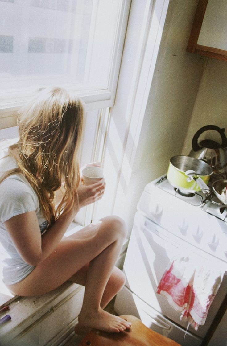 Блондинка у окна