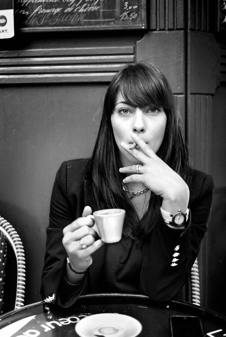 Девушка с сигаретой и кофе