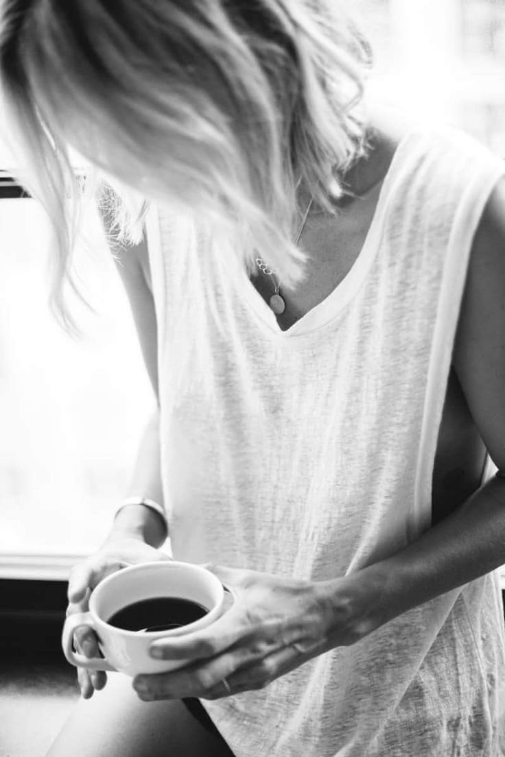 Блондинка пьет кофе