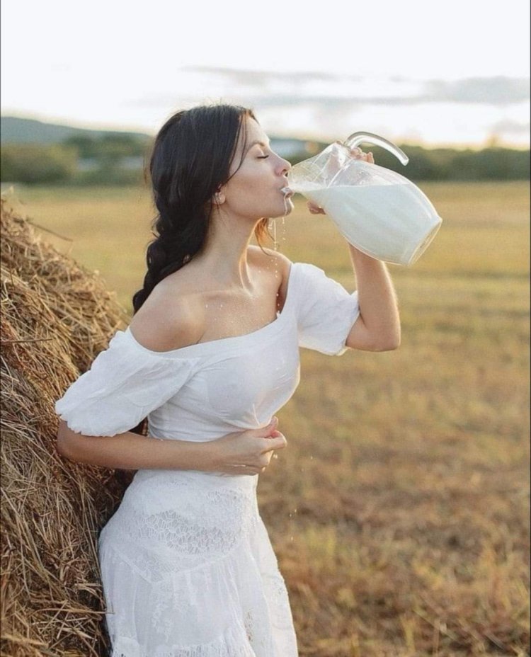 Девушка с молоком