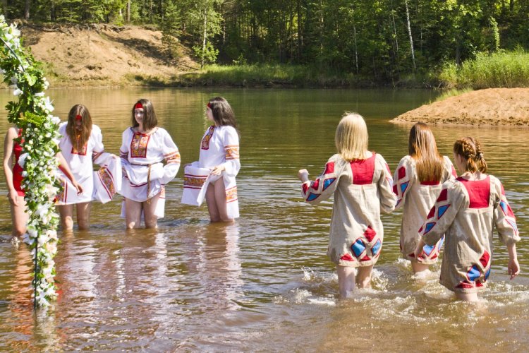 Славянские девушки босиком