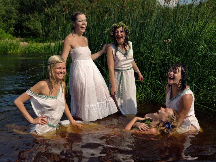 Девушка в воде