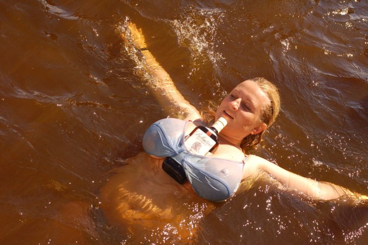 Славянская девушка у реки