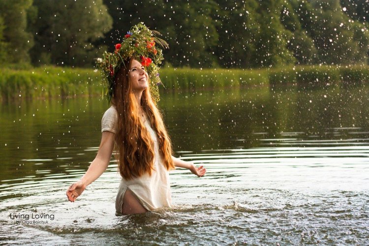 Славянская девушка у реки