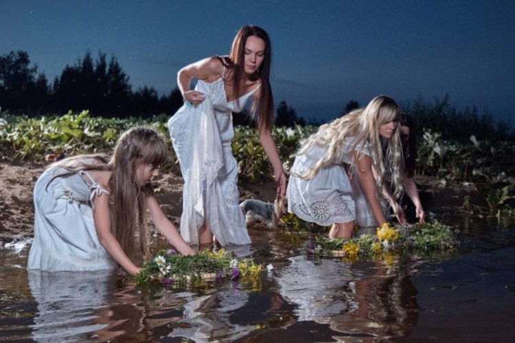 Славянская девушка в воде