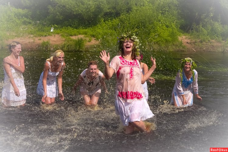 Славянская девушка в воде