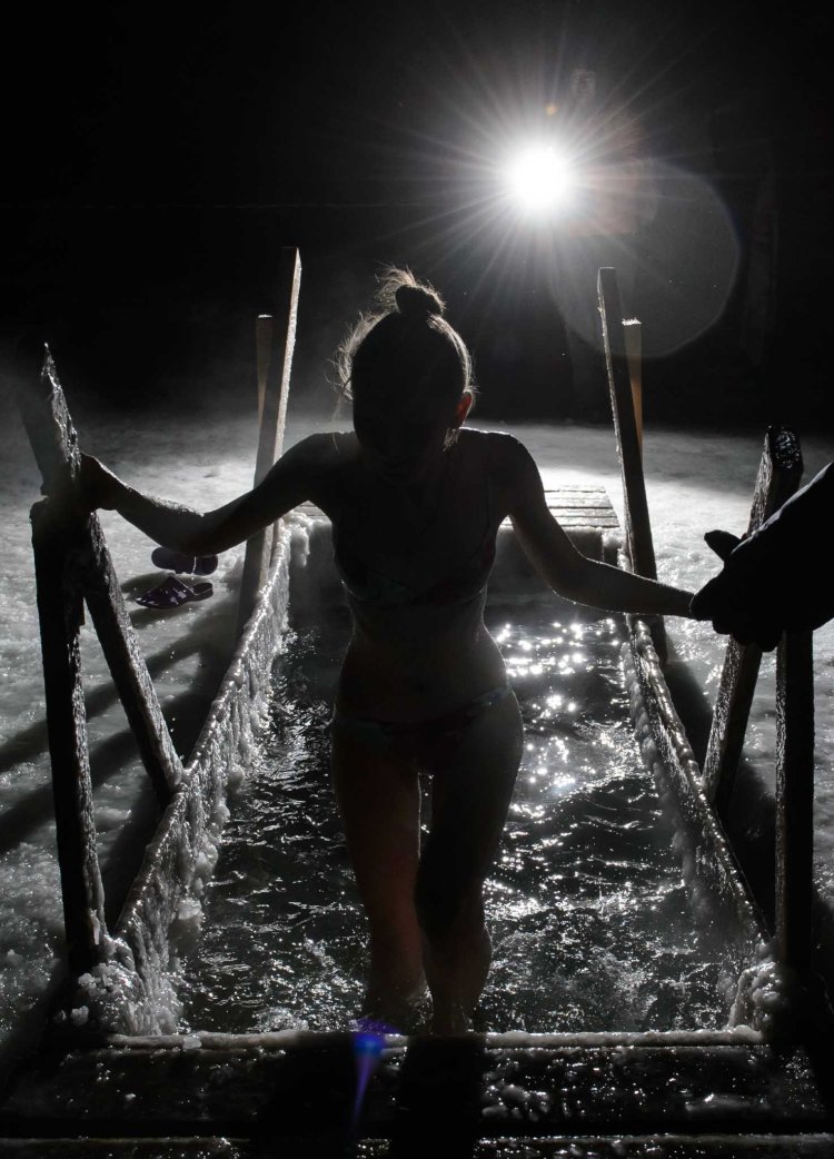 Девушки купаются в озере