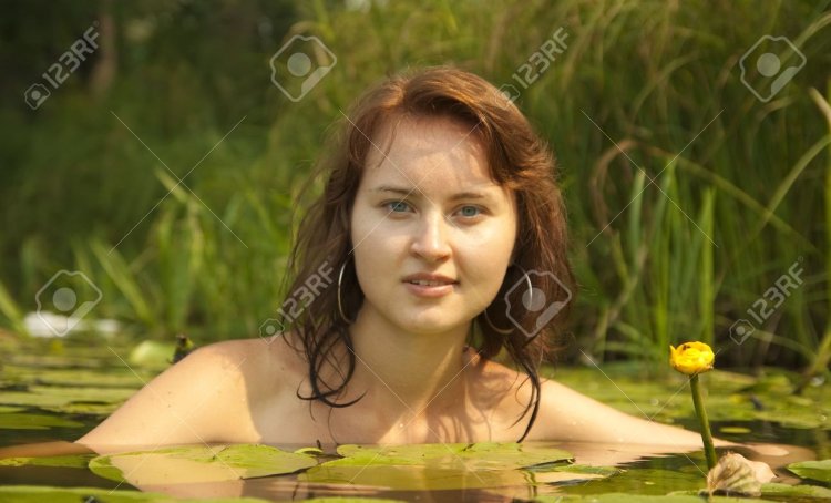 Девушка брызгается водой