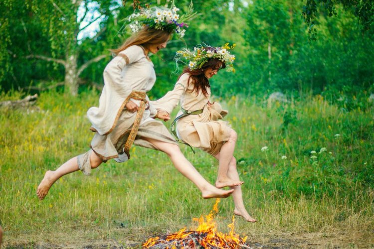 Девушка венок река