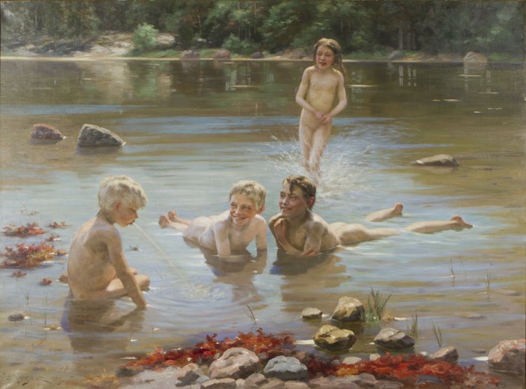 Девушка плавает в проруби