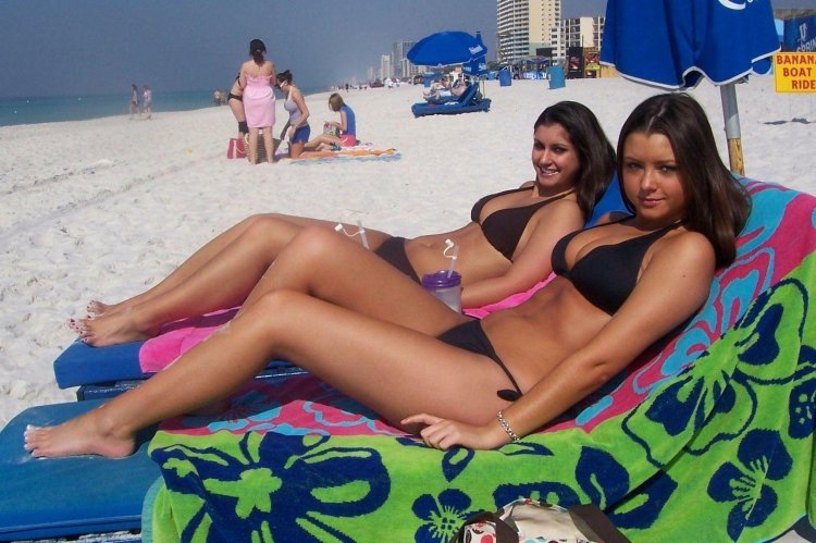 Девушки в купальниках в Турции