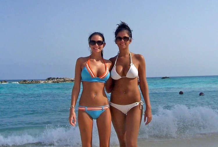 Обычные женщины на пляже