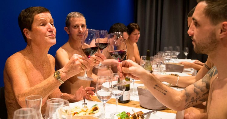 В Париже нудиский ресторан