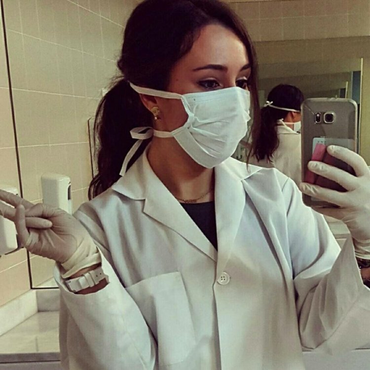 Девушка врач в маске