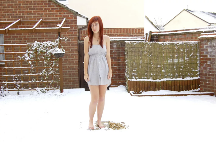 Босые девушки зимой