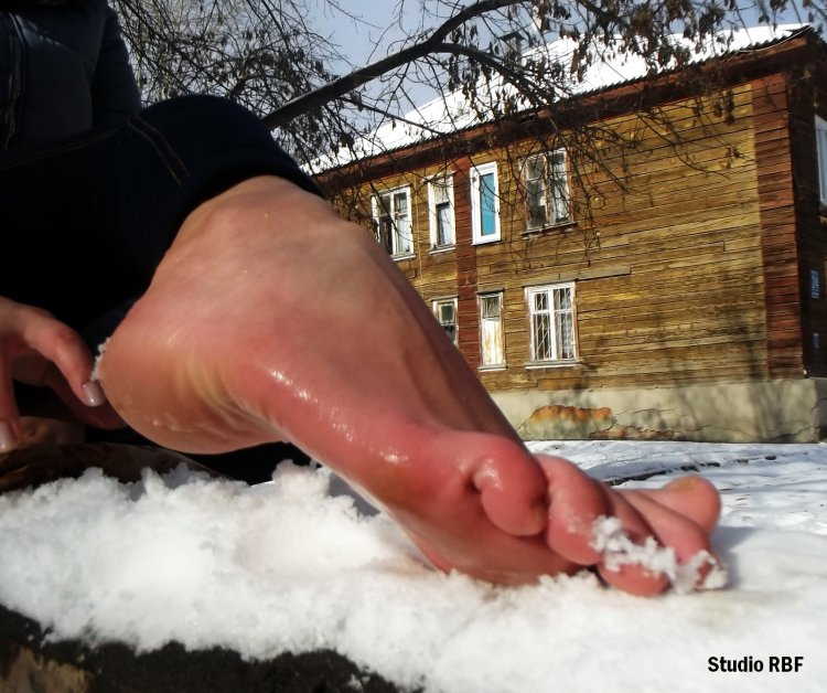 В сугроб босиком