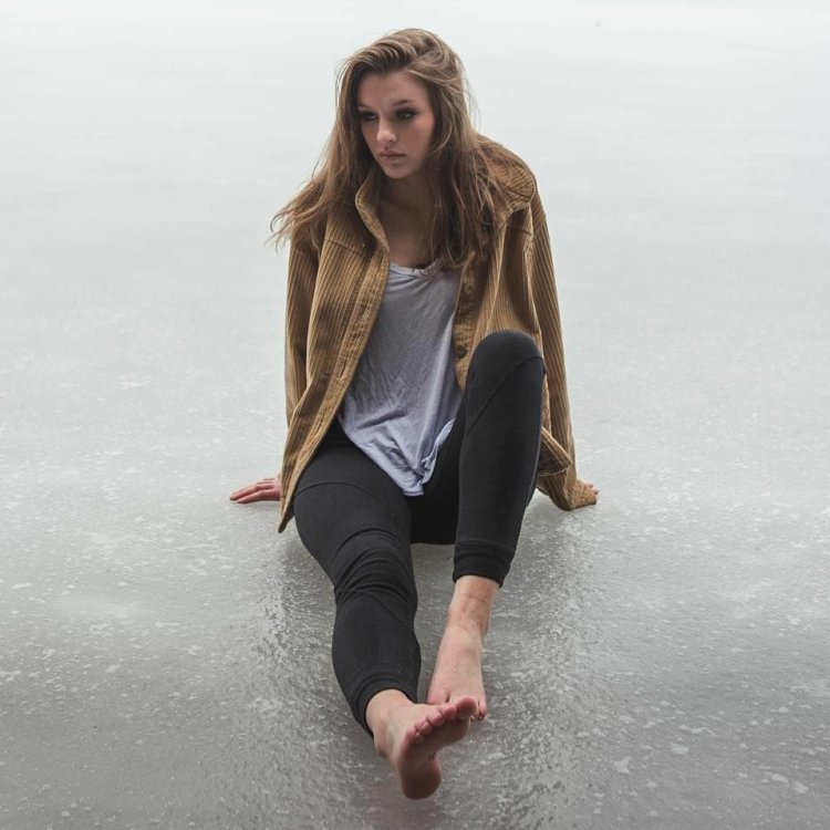 Девушка босиком по льду