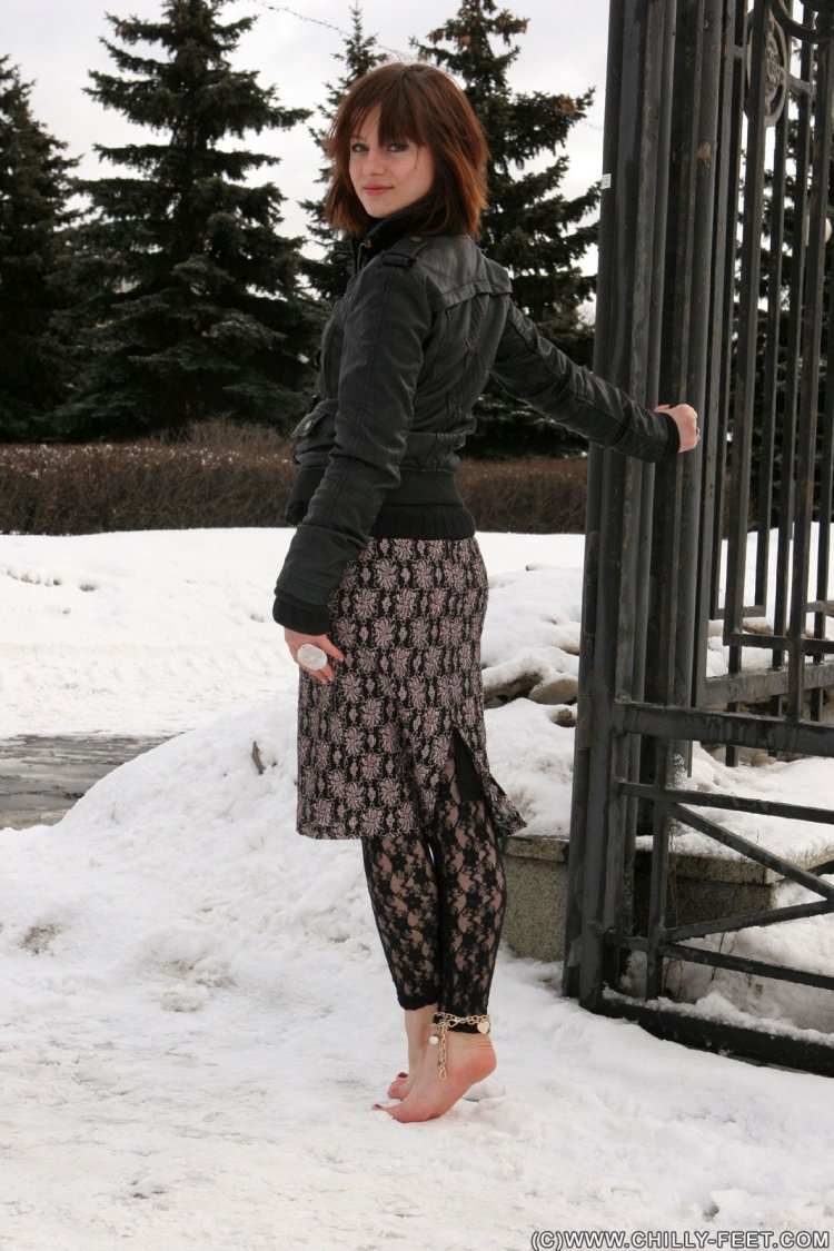 Девушка барефутер