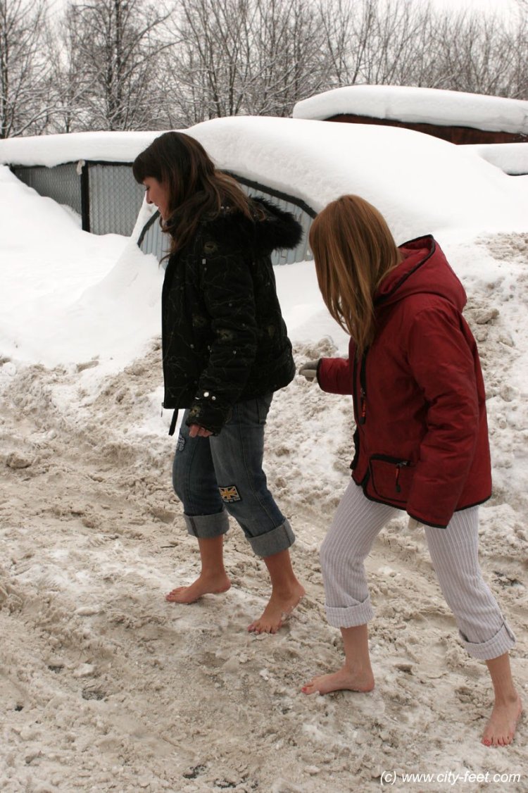 Зимой Босая на улице