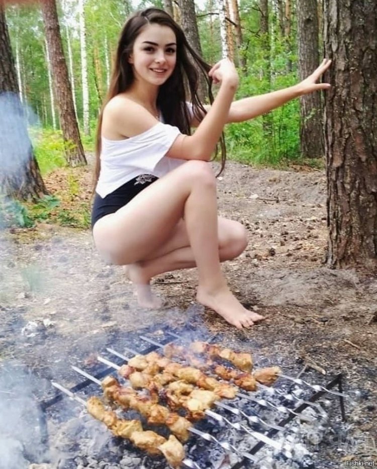 Девушка с шашлыком