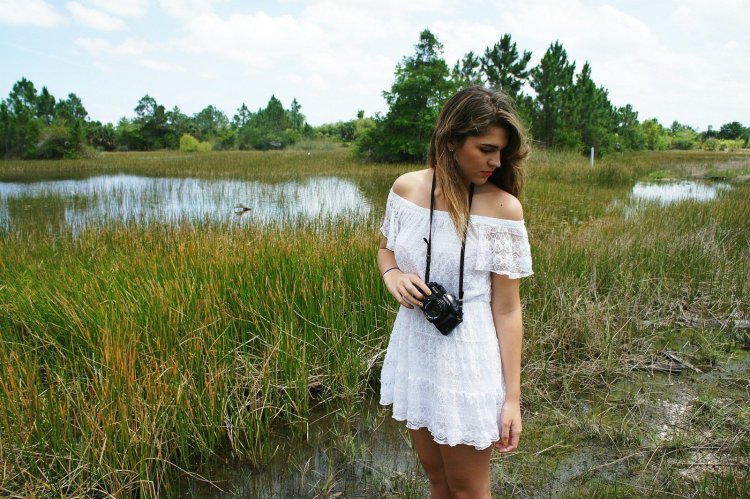 Деревенские девушки в платьях