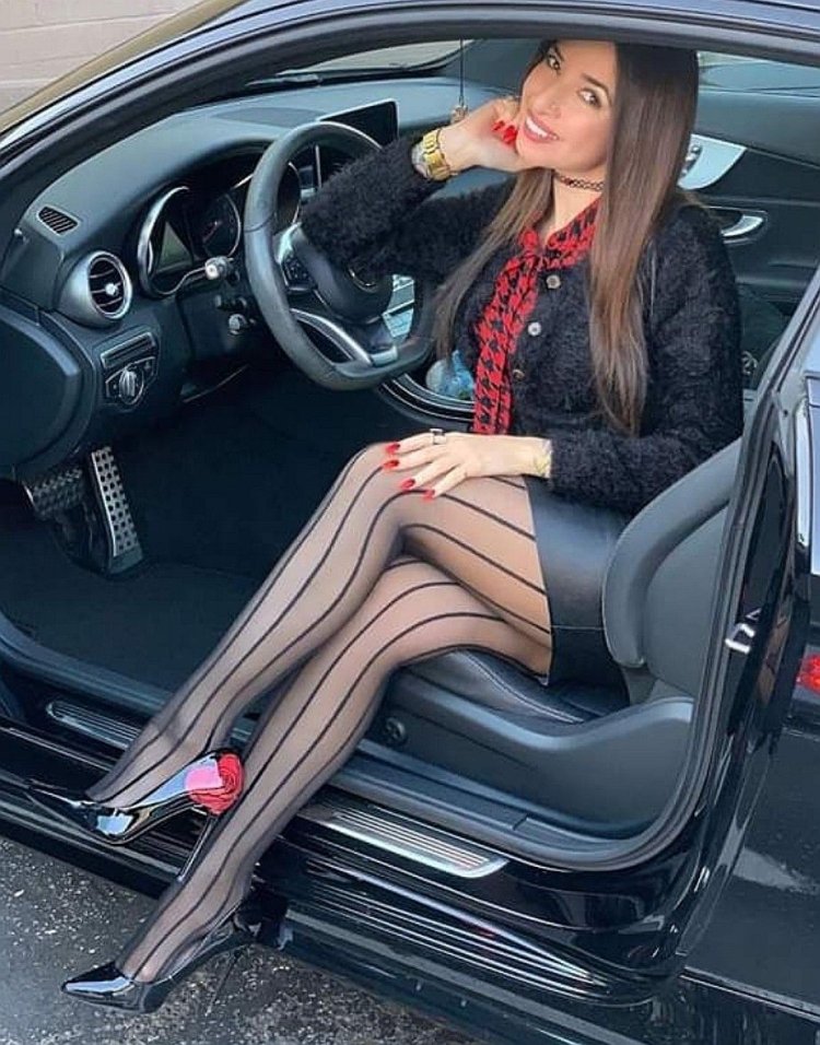 Девушки в колготках и авто