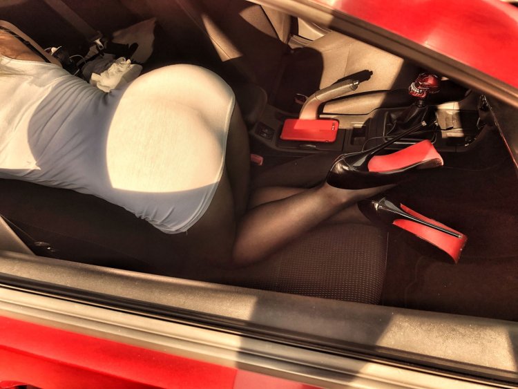 Девушка в чулках драйв