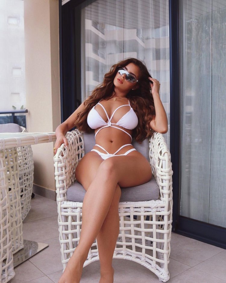 Бедра деми Роуз