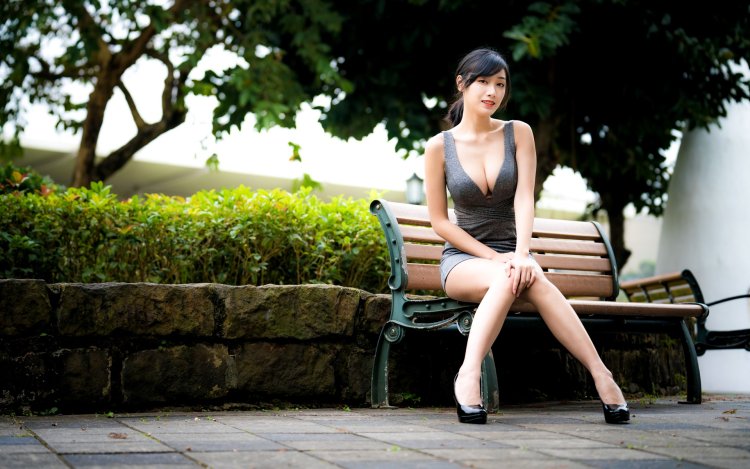 Красивые девушки на скамейке