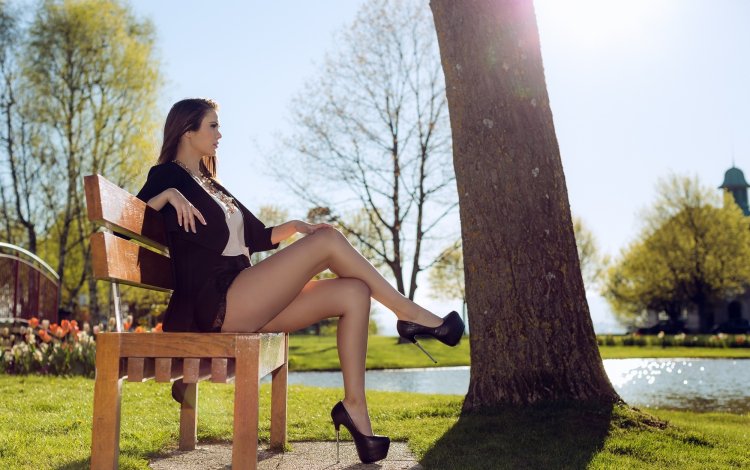 Девушка сидит нога на ногу