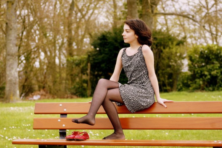 На лавочке в колготках