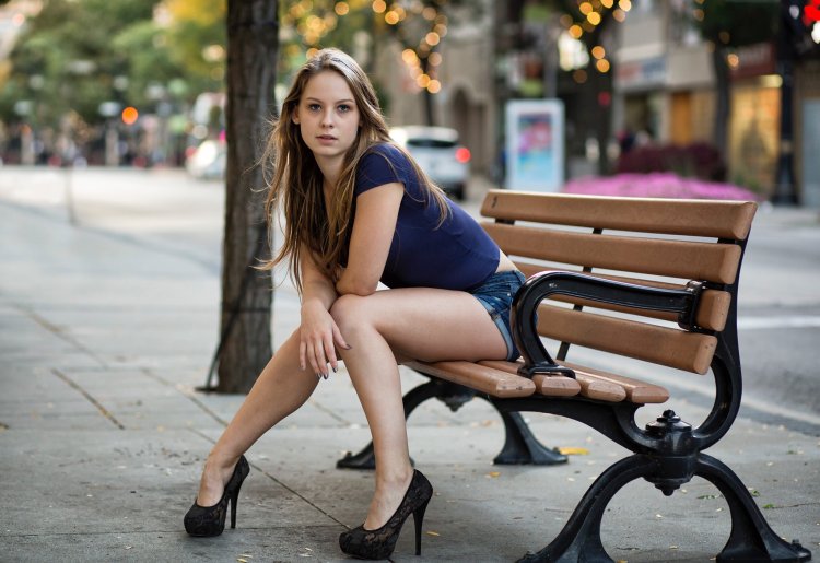 Девушка присела на лавочку.