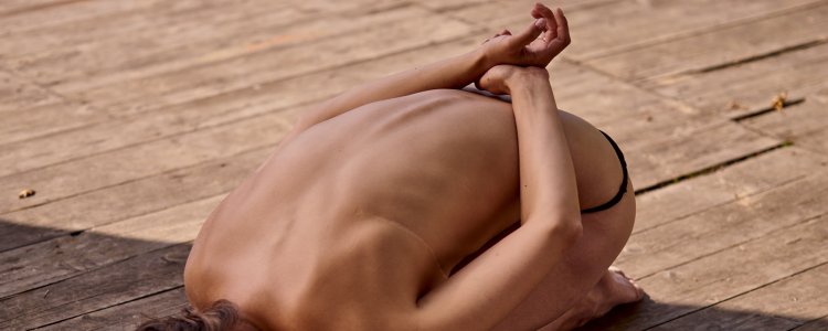 Девушка выгнулась в спине