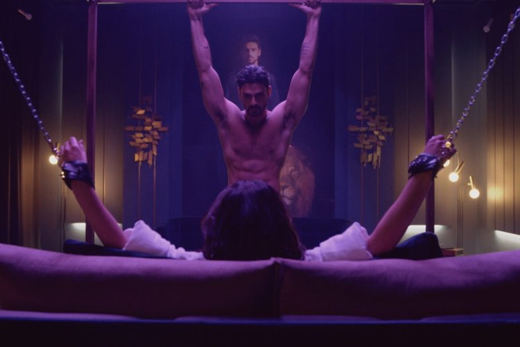 Девушка в наручники и в постели