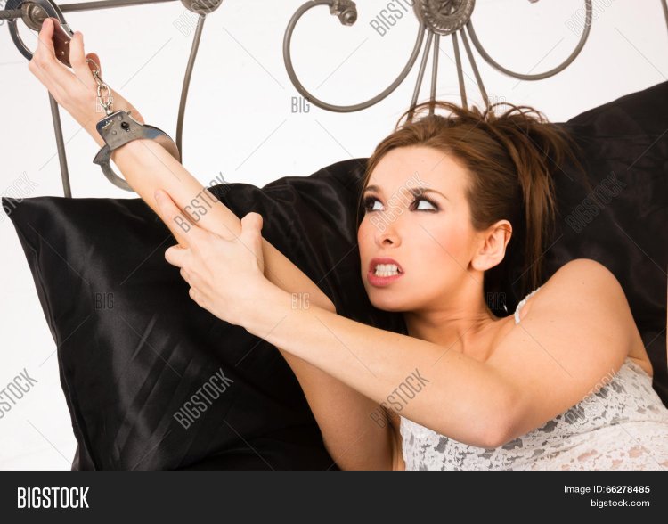 Связанные девушки на кровати